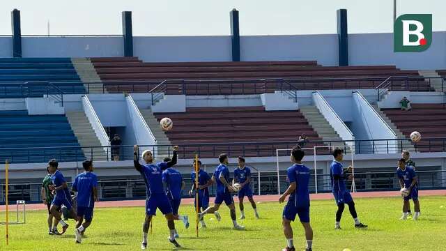 Persib kembali menjalani rutinitas latihan di lapangan SPOrT Jabar, Arcamanik, Kota Bandung, Selasa (8/10/2024). (Bola.com/Erwin Snaz)
