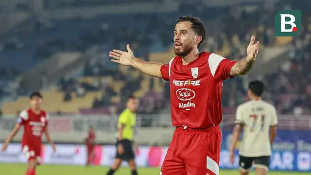 Bek keturunan Indonesia-Belanda, Jordy Tutuarima, saat mengukir debut bersama Persis Solo pada pertandingan melawan PSM Makassar di Stadion Manahan, Solo, Senin (13/1/2025) malam WIB. (Bola.com/Radifa Arsa)