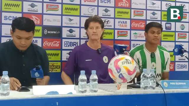 Pelatih PSS Sleman, Pieter Huistra (tengah), dalam jumpa pers jelang duel melawan Barito Putera pada laga pekan ke-25 BRI Liga 1 di Stadion Manahan, Solo, Senin (3/3/2025) malam WIB. (Bola.com/Ana Dewi)
 