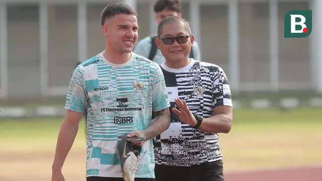 Calon pemain naturalisasi Timnas Indonesia, Calvin Verdonk didampingi manajer tim, Sumardji saat mengikuti sesi latihan Timnas Indonesia di Stadion Madya, Gelora Bung Karno, Senayan, Jakarta, Jumat (31/5/2024) pagi WIB. (Bola.com/M Iqbal Ichsan)