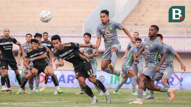Pemain Persebaya Surabaya, Muhammad Hidayat (tengah kanan) bersuaha menghalau bola saat laga lanjutan BRI Liga 1 2023/2024 antara Dewa United melawan Persebaya Surabaya di Indomilk Arena, Tangerang, Sabtu (30/09/2023). (Bola.com/Bagaskara Lazuardi)