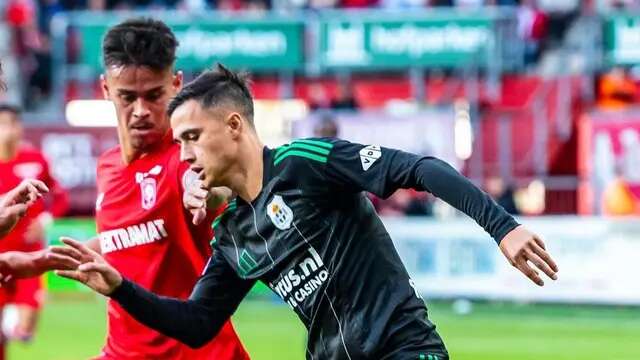 Eliano Reijnders (kanan) berhadapan dengan Mees Hilgers dalam laga Eredivisie 2024/2025, Sabtu (14/9/2024). (Instagram/eliano.r)