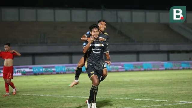 Selebrasi pemain Dewa United, Septian Bagaskara bersama Ahmad Nufiandani setelah mencetak gol kedua timnya ke gawang Persija Jakarta pada laga pekan ke-10 BRI Liga 1 2023/2024 di Stadion Indomilk Arena, Tangerang, Jumat (25/8/2023). Dewa United menang 2-0 atas Persija Jakarta. Persija Jakarta kalah 0-2 dari Dewa United. (Bola.com/M Iqbal Ichsan)