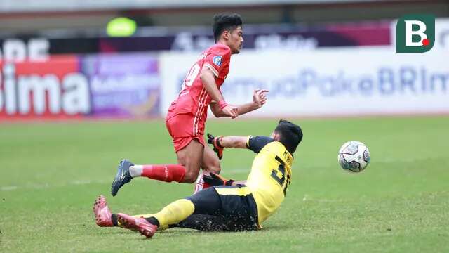 Pemain Persija Jakarta, Aji Kusuma melewati kiper PSM Makassar, Reza Arya Pratama untuk mencetak gol kedua Persija dalam laga lanjutan BRI Liga 1 2022/2023 di Stadion Patriot Candrabhaga, Bekasi, Rabu (25/1/2023) sore WIB. (Bola.com/M Iqbal Ichsan)