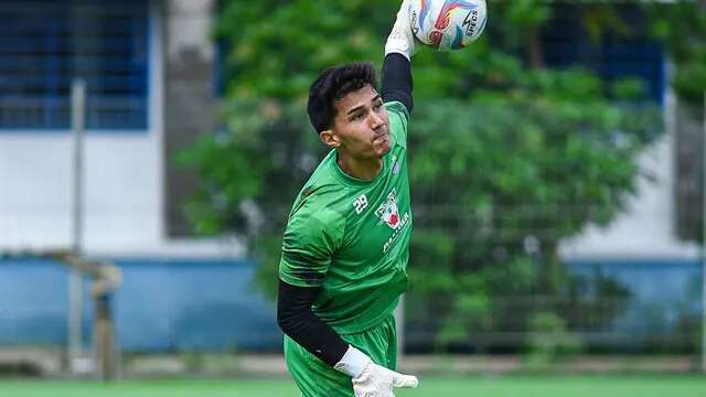 Kevin Ray Mendoza, kiper berdarah Denmark dan Filipina kini resmi membela Persib Bandung (X/Persib)