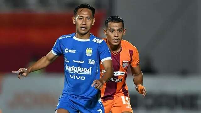 Winger Persib Bandung, Beckham Putra dikawal secara ketat oleh bek kiri Borneo FC Samarinda, Leo Guntara dalam laga pekan ke-28 BRI Liga 1 2024/2025 di Stadion Segiri, Samarinda, Jumat (11/4/2025) malam WIB. (Dok. Borneo FC Samarinda).