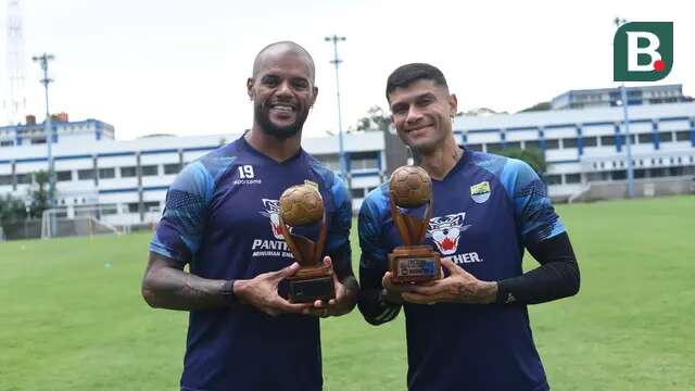 Dua striker Persib Bandung, David da Silva dan Ciro Alves mendapat penghargaan sebagai pemain terbaik pada April 2024 dari Asosiasi Pesepakbola Profesional Indonesia (APPI). (Erwin Snaz/Bola.com)