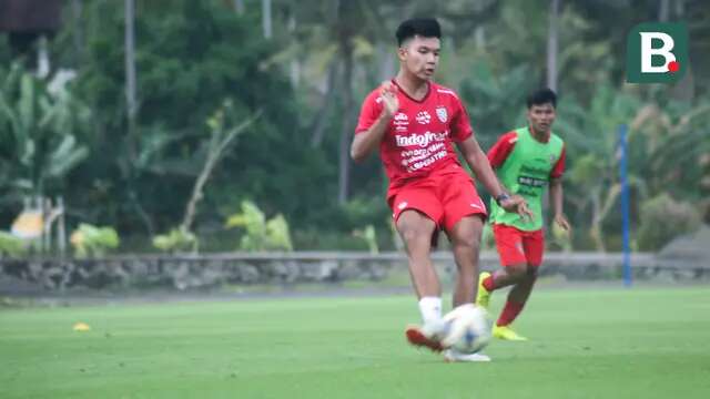 Bek tengah Bali United I Kadek Arel Priyatna saat menjalani sesi latihan bersama Bali United Youth di Training Center Bali United pada Rabu (26/4/2023). (Alit Binawan/Bola.com)