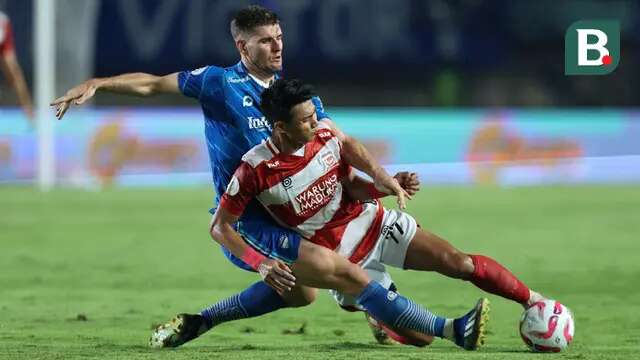 Pemain Persib Bandung, Nick Kuipers (kiri) berebut bola dengan pemain Madura United, Malik Risaldi pada laga leg 1 final Championship Series BRI Liga 1 2023/2024 antara Persib Bandung melawan Madura United di Stadion Si Jalak Harupat, Bandung, Minggu (26/05/2024). (Bola.com/M Iqbal Ichsan)