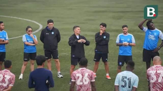 Pelatih PSBS Biak, Marcos Guillermo Samso menyampai beberapa arahan kepada pemain sebelum latihan digelar. PSBS Biak menggelar latihan di Lapangan ASIOP, Kabupaten Bogor, Kamis (22/05/2025). Mereka datang ke Bogor untuk melakoni laga pekan terakhir BRI Liga 1 musim 2024/2025 melawan Dewa United. (Nandang Permana/Bola.com)