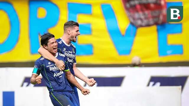 Pemain Persib Bandung, Achmad Jufriyanto merayakan gol pertama timnya bersama Nick Kuipers saat laga lanjutan BRI Liga 1 2022/2023 antara Persib Bandung melawan PSM Makassar di Stadion Pakansari, Bogor, Selasa (14/02/2023). (Bola.com/Bagaskara Lazuardi)