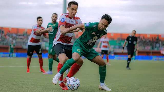 Duel antara Lee Yujun dan Muhammad Hidayat saat Madura United berhadapan dengan Persebaya Surabaya pada laga pekan ke-21 BRI Liga 1 2022/2023, Minggu (29/1/2023). Persebaya menang 2-0 dalam laga di Stadion Gelora Ratu Pamelingan, Pamekasan. (Dok. Persebaya)