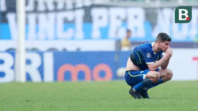 Pemain Persib Bandung, Nick Kuipers tampak kecewa setelah ditaklukkan Persik Kediri pada laga BRI Liga 1 2022/2023 di Stadion Pakansari, Bogor, Rabu (8/3/2023). (Bola.com/M Iqbal Ichsan)