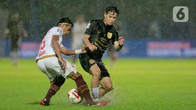 Pemain PSIS Semarang, Alfeandra Dewangga Santosa (kanan), berebut bola dengan pemain PSM Makassar, Erwin Gutawa, dalam laga Perempatfinal Piala Menpora 2021 di Stadion Kanjuruhan, Malang, Jumat (9/4/2021). PSIS vs PSM berakhir dengan skor 2-4 via adu tendangan penalti. (Bola.com/Arief Bagus)
