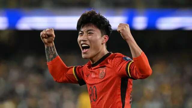 Xie Wenneng merupakan satu-satunya pemain Timnas China yang berhasil mencetak gol pada laga Grup C putaran ketiga kualifikasi Piala Dunia 2026 zona Asia. Gol Xie tercipta ketika China kalah 1-3 dari Australia pada pertandingan ketiga Grup C di Adelaide Oval, Adelaide, 10 Oktober lalu. (AFP/Brenton Edwards)