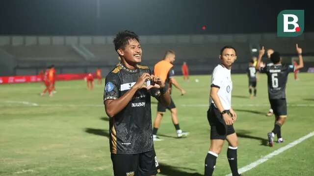 Selebrasi pemain Dewa United, Septian Bagaskara setelah mencetak gol kedua timnya ke gawang Persija Jakarta pada laga pekan ke-10 BRI Liga 1 2023/2024 di Stadion Indomilk Arena, Tangerang, Jumat (25/8/2023). Dewa United menang 2-0 atas Persija Jakarta. (Bola.com/M Iqbal Ichsan)