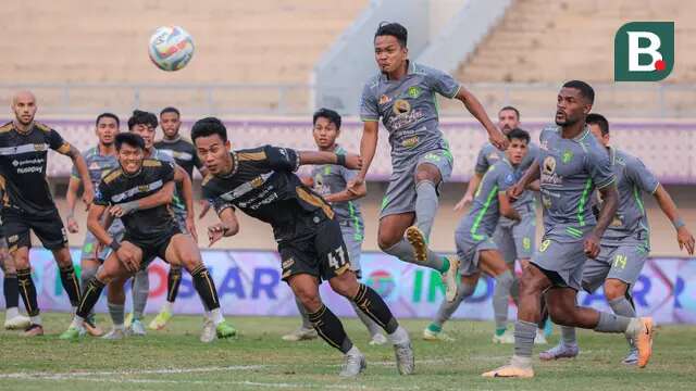 Pemain Persebaya Surabaya, Mohammad Hidayat (tengah kanan) berusaha menghalau bola saat pemain Dewa United, Agung Mannan berusaha mencetak gol pada laga lanjutan BRI Liga 1 2023/2024 antara Dewa United melawan Persebaya Surabaya di Indomilk Arena, Tangerang, Sabtu (30/09/2023). (Bola.com/Bagaskara Lazuardi)