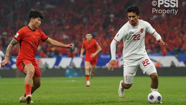 Pemain Timnas Indonesia, Nathan Tjoe-A-On berusaha melewati pemain China, Xie Wenneng saat laga lanjutan putaran ketiga Grup C Kualifikasi Piala Dunia 2026 di Qingdao Youth Stadium, Qingdao, China, Selasa (15/10/2024). (Dok. PSSI)