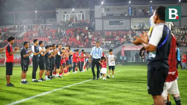 Suporter membentangkan spanduk bertuliskan 
