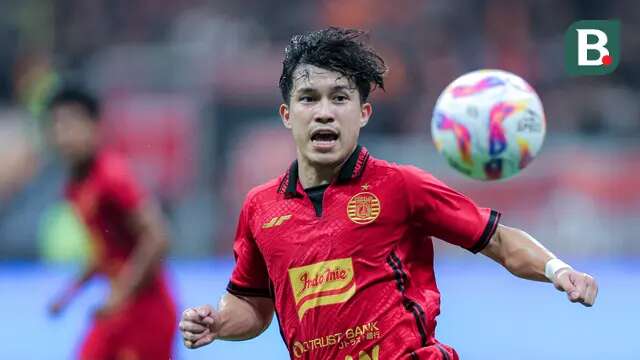 Pemain Persija Jakarta, Ryo Matsumura mengontrol bola pada laga lanjutan BRI Liga 1 2024/2025 melawan Persis Solo di Jakarta International Stadium (JIS), Jakarta Utara, Sabtu (24/08/2024). (Bola.com/Bagaskara Lazuardi)