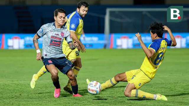 Winger asing PSIS Semarang, Paulo Gali Freitas, saat mencoba melewati adangan bek Barito Putera, Muhammad Firli, dalam duel yang berlangsung di Stadion Sultan Agung (SSA), Bantul, Jumat (29/3/2024). (Bola.com/Radifa Arsa)