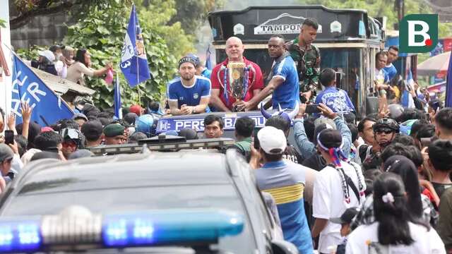 Pemain Persib Bandung, Marc Klok, Victor Igbonefo dan pelatih Bojan Hodak berjuang ekstra saat menembus ribuan Bobotoh yang memadati sepanjang jalan rumah Bos Persib Bandung, Umuh Muchtar, di Tanjungsari, Sumedang, Sabtu (2/6/2024). (Bola.com/M Iqbal Ichsan)