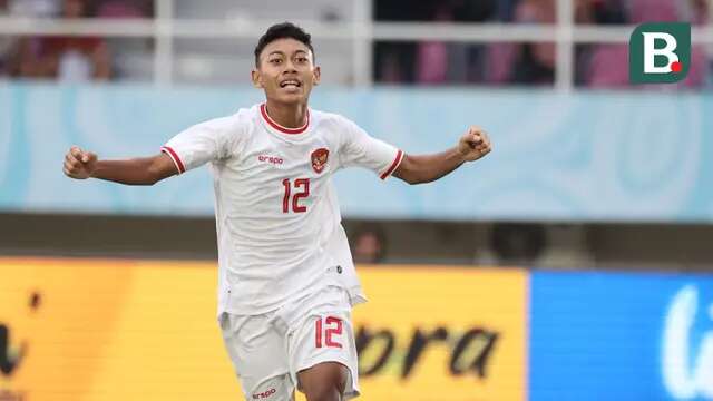 Pemain Timnas Indonesia U-16, Daniel Alfrido, melakukan selebrasi setelah mencetak gol ke gawang Vietnam pada laga perebutan tempat ketiga Piala AFF U-16 2024 di Stadion Manahan, Solo, Jawa Tengah, Rabu (7/3/2024). (Bola.com/Abdul Aziz)