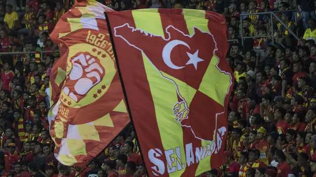 Suporter Selangor FA memberikan dukungan saat melawan Kuala Lumpur FA pada laga Liga Super Malaysia di Stadion Kuala Lumpur, Cheras, Minggu (4/2/2018). Kuala Lumpur FA kalah 0-2 dari Selangor FA. (Bola.com/Vitalis Yogi Trisna)