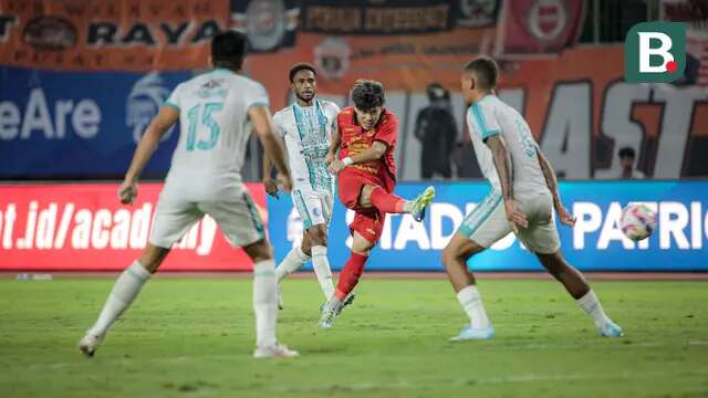 Pemain Persija Jakarta, Ryo Matsumura, melepas tembakan di tengah kepungan pemain PSBS Biak dalam laga pekan ke-21 BRI Liga 1 2024/2025 di Stadion Patriot Candabhaga, Bekasi, Minggu (2/2/2025). Persija dan PSBS bermain imbang 2-2 dalam laga tersebut. (Bola.com/Bagaskara Lazuardi)