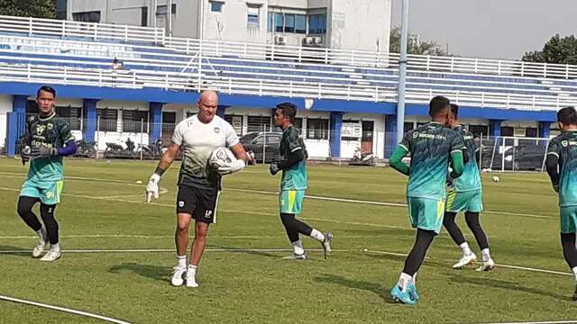 Pelatih kiper Persib, Luizinho Passos memantau anak buahnya di Stadion Persib Bandung, Jalan Ahmad Yani, Kota Bandung, Jumat (11/11/2022).