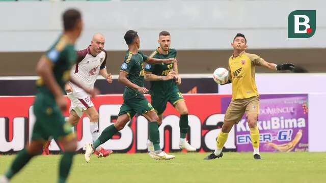 Kiper PSM Makassar, Muhammad Reza Arya Pratama menguasai bola saat menghadapi Persikabo 1973 pada laga pekan ke-3 BRI Liga 1 2023/2024 di Stadion Pakansari, Cibinong, Bogor, Jumat (14/7/2023). (Bola.com/Abdul Aziz)
