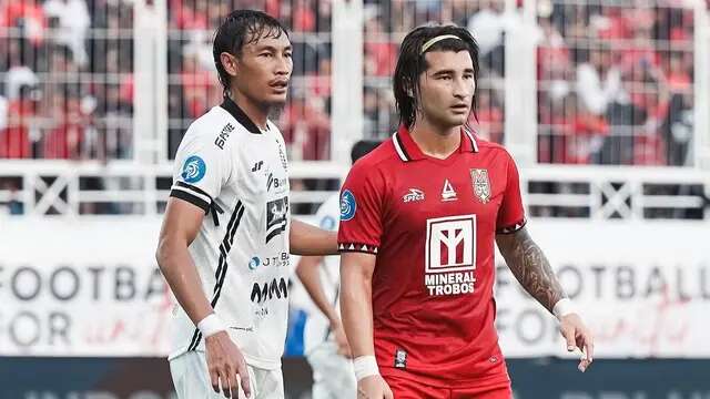 Bek Persija Jakarta, Hansamu Yama (kiri) menjaga dengan ketat striker Malut United, Diego Martinez dalam lanjutan BRI Liga 1 2024/2025 di Stadion Gelora Kie Raha, Ternate, Sabtu (28/12/2024). (Dok. Malut United)