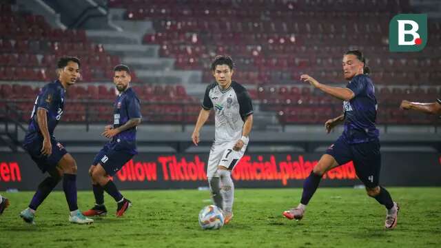 Pemain Persija Jakarta Ryo Matsumura saat coba dihadang gelandang Madura United Jordy Werhmann. (Alit Binawan/Bola.com)
