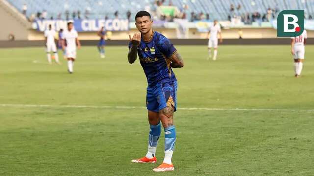Pemian Persib Bandung, Ciro Alves melakukan selebrasi setelah mencetak gol pembuka timnya ke gawang PSM Makassar pada laga Piala Presiden 2024 di Stadion Si Jalak Harupat, Bandung, Jumat (19/07/2024). (Bola.com/Abdul Aziz)