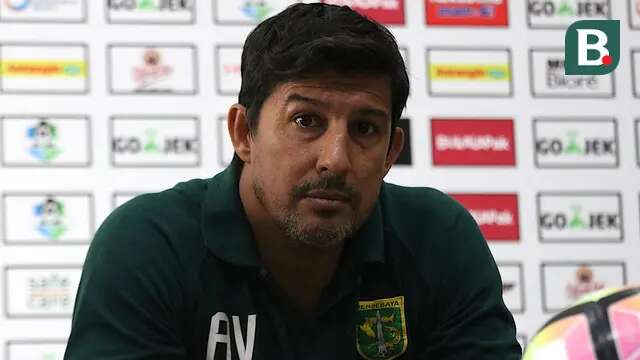 Pelatih Persebaya, Angel Alfredo Vera. (Bola.com/Aditya Wany)