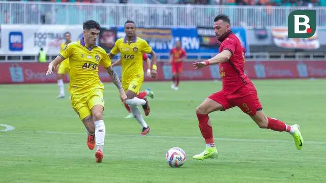 Pemain Persija Jakarta, Marko Simic berusaha melepaskan tendangan saat melawan Persik Kediri pada laga BRI Liga 1 2024/2025 di Stadion Pakansari, Kabupaten Bogor, Minggu (1/12/2024) sore WIB. (Bola.com/M Iqbal Ichsan)
