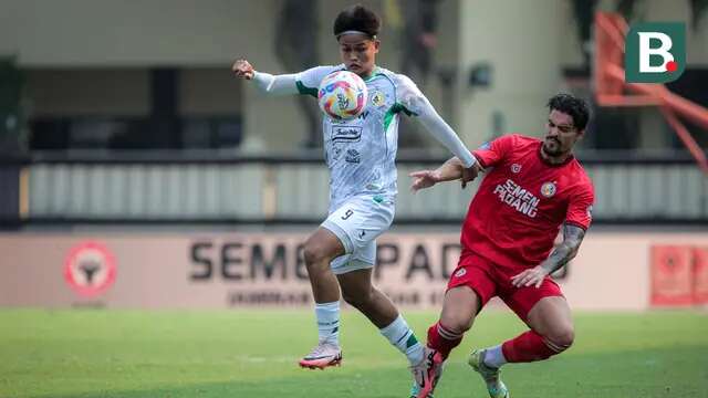 Pemain PSS Sleman, Hokky Caraka (kiri) mengontrol bola dibayangi pemain Semen padang, Tin Martic pada laga pekan ke-3 BRI Liga 1 2024/2025 di Lapangan STIK-PTIK, Jakarta Selatan, Senin (26/8/2024). (Bola.com/Bagaskara Lazuardi)