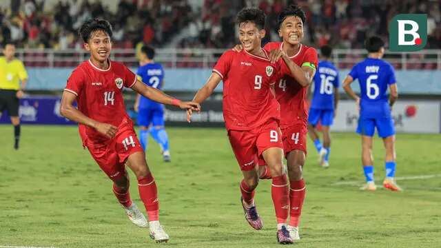 Striker Timnas Indonesia U-16, Muhammad Mierza, melakukan selebrasi seusai mencetak gol ke gawang Singapura U-16 bersama Fabio Azka Irawan (kiri) dan I Putu Panji Apriawan (kanan) di Stadion Manahan, Solo, Jumat (21/6/2024). (Bola.com/Radifa Arsa)