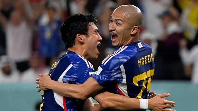 Pemain Jepang, Daizen Maeda (kanan) merayakan gol pertama timnya ke gawang Kroasia yang dicetak saat laga 16 besar Piala Dunia 2022 yang berlangsung di Al Janoub Stadium, Senin (05/12/2022). (AFP/Ozan Kose)