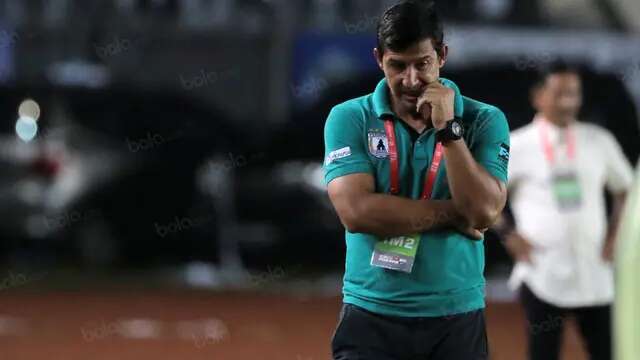 Pelatih Persipura Jayapura, Angel Alfredo Vera. (Bola.com/Nicklas Hanoatubun)