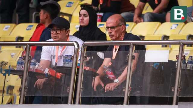 Kandidat pelatih Arema FC, Fernando Valente (kanan) ditemani General Manager Arema FC, Muhammad Yusrinal Fitriandi, menyaksikan laga pekan kesembilan BRI Liga 1 2023/2024 di Stadion Patriot Candrabhaga, Bekasi, Minggu (20/08/2023). (Bola.com/Bagaskara Lazuardi)
