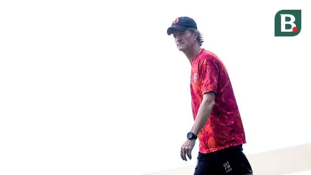 Pelatih kepala Borneo FC, Peter Huistra memimpin latihan timnya saat sesi official training di Stadion Batakan, Balikpapan, Sabtu (18/5/2024) jelang laga leg kedua semifinal Championship Series BRI Liga 1 2023/2024 pada Minggu, 19 Mei 2024. (Bola.com/Bagaskara Lazuardi)