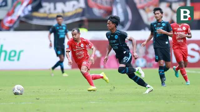 Pemain Persija Jakarta, Riko Simanjuntak berebut bola dengan pemain Arema FC, Johan Ahmad Alfarizi dalam laga pekan ke-23 BRI Liga 1 2022/2023 di Stadion Patriot Candrabhaga, Bekasi, Minggu (12/2/2023) sore WIB. Persija menang dengan skor 2-0. (Bola.com/M Iqbal Ichsan)