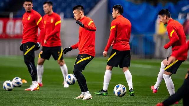Para pemain China saat mengikuti sesi latihan di Stadion Saitama, Jepang, Rabu (26/1/2022). China butuh 3 angka di laga ini. Wu Lei dan kawan-kawan masih ada di urutan 5 klasemen Grup B dengan raihan 5 poin. (AFP/Philip Fong)