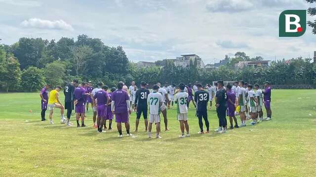 PSS Sleman menjalani latihan reguler di Lapangan Independent School (YIS), Sleman, Yogyakarta, Rabu (12/2/2025) pagi WIB. (Bola.com/Ana Dewi)