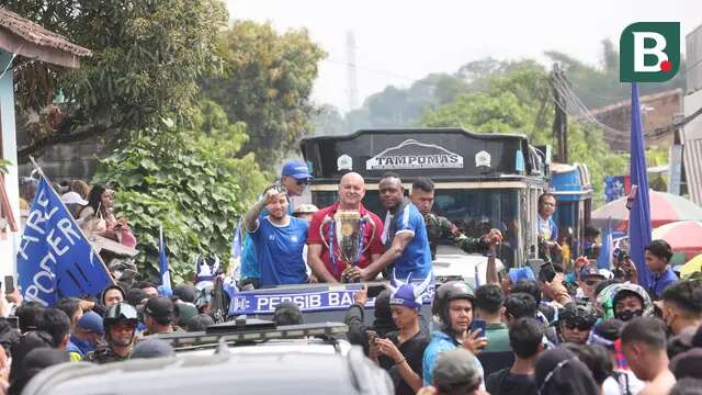 Pelatih Persib Bandung, Bojan Hodak dan dua pemain Persib Bandung, Marc Klok serta Victor Iqbonefo memegang trofi BRI Liga 1 2023/2024 saat diarak menuju kediaman Umuh Muchtar, Tanjungsari, Sumedang, Minggu (02/06/2024). (Bola.com/M Iqbal Ichsan)