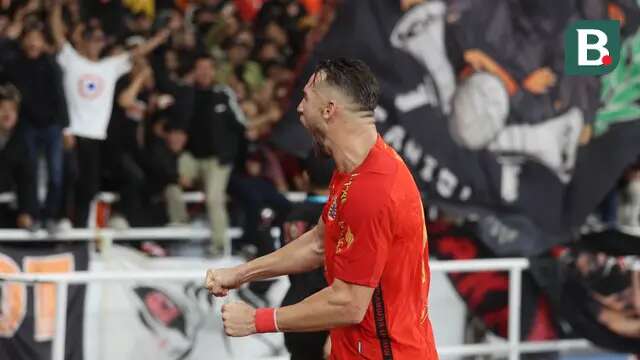 Selebrasi pemain Persija Jakarta, Marko Simic setelah menjebol gawang Persis Solo pada laga pekan ke-31 BRI Liga 1 2023/2024 di Stadion Utama Gelora Bung Karno (SUGBK) Senayan, Jakarta, Rabu (17/4/2024) malam WIB. (Bola.com/M Iqbal Ichsan)