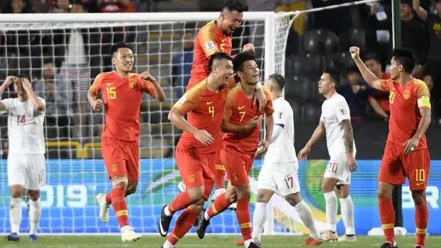 Striker Timnas China, Wu Lei, selebrasi bersama rekan di Timnas China seusai menjebol gawang Filipina di Piala Asia 2019 (11/1/2019). (AFP/Khaled Desouki)