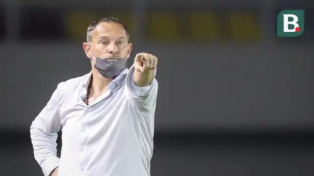 Hasil tiga poin ini bikin pelatih PSS, Dejan Antonic bersukacita. Sejak beberapa pekan terakhir, pria asal Serbia itu diminta untuk mundur dari posisinya karena keterpurukan Super Elja pada seri pertama BRI Liga 1. (Bola.com/Bagaskara Lazuardi)