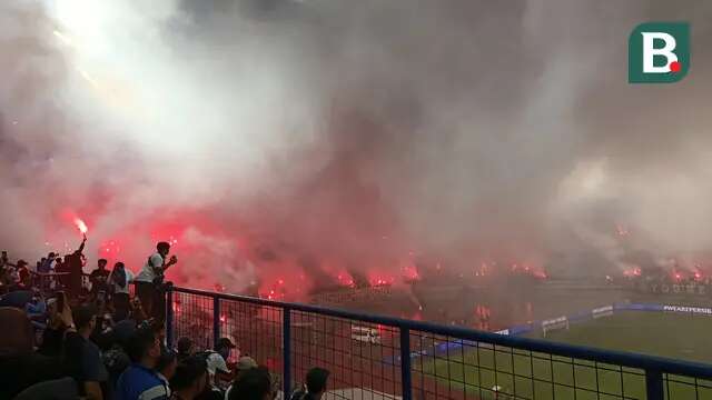 Ribuan Bobotoh tidak kuasa menahan euforia juara Persib Bandung di BRI Liga 1 2024/2025. Mereka turun ke lapangan Stadion Gelora Bandung Lautan Api, Bandung, setelah pertandingan melawan Persis Solo selesai, Sabtu (24/5/2025). (Bola.com/Muhammad Faqih)